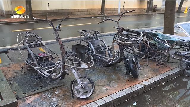 长沙一小区电动车凌晨引发火灾，黑烟直冲二楼